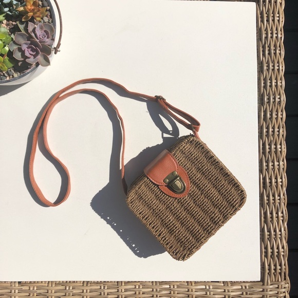 Handbags - 🌿Darling Retro Ratan woven purse with floral lining